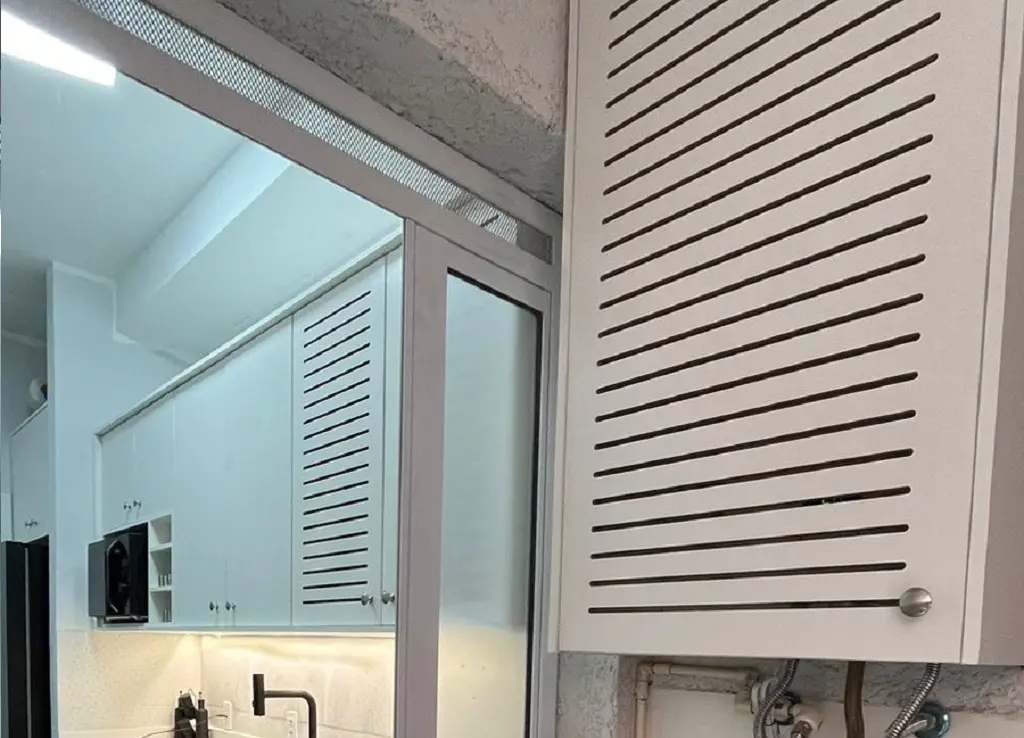 porta frisada, usinada para ventilação de aquecedores